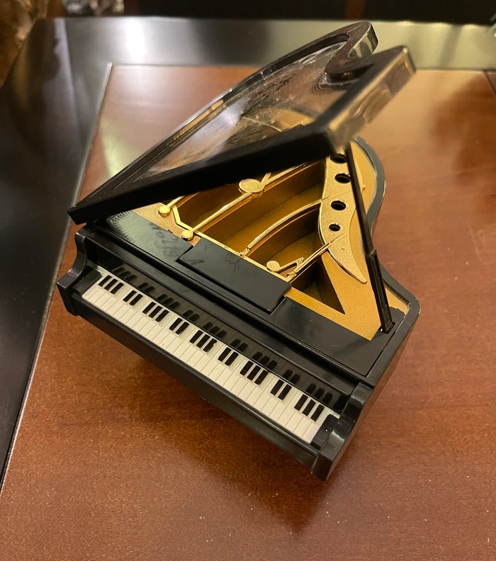 Miniature grand piano musical